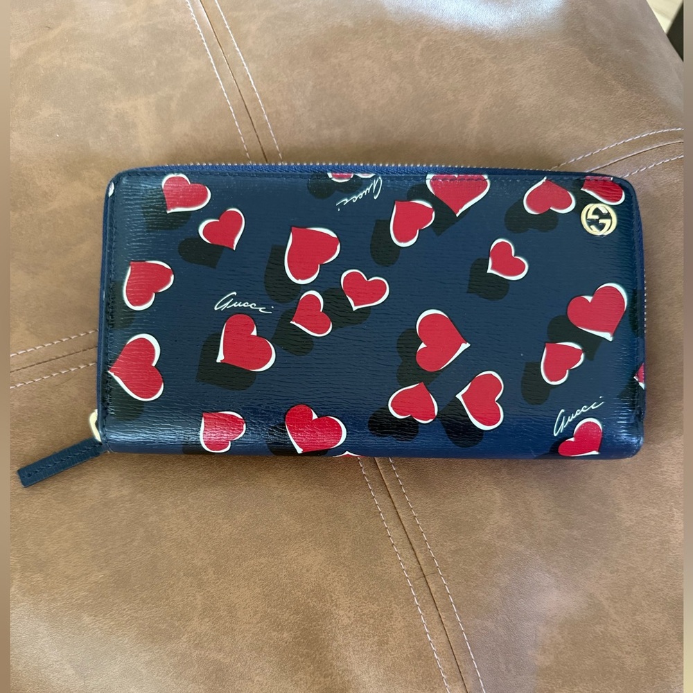 GUCCI- Authentic 🍀 NWOT! Blue Wallet with Red Heart Design